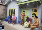 Walikota Tanjungbalai serahkan Kunci Rumah kepada Ibu Asnah warga penerima Bedah Rumah