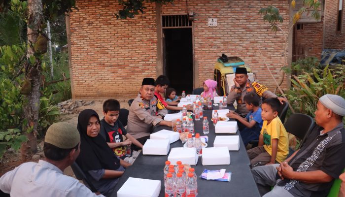 Kapolres Madina AKBP Arie Sofandi Paloh. Buka Puasa Bersama Keluarga Tuna Netra Di Kelurahan Pidoli Dolok