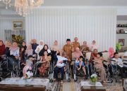 Walikota Tanjungbalai Serahkan Secara Langsung Alat bantu Kepada Penyandang Difabel