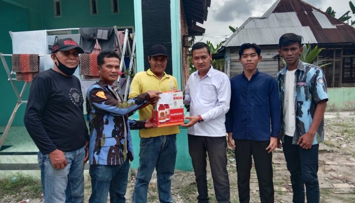 Ketua PAC IPK Binjai Barat Yudha menyerahkan bantuan Hari Raya Idul Fitri 1445 H Kepada Masyarakat