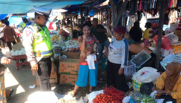 Bripka Dolar Tarigan Wujudkan Kamseltibcar lantas Yang Aman Dan Lancar Saat Pekan Di Pasar Sibande