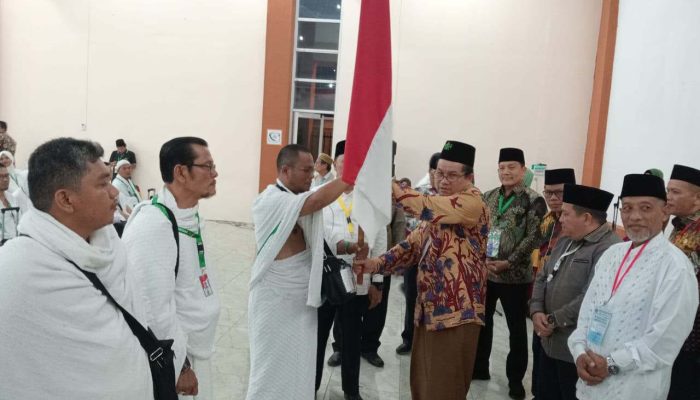 Ketua PPIH Ahmad Qosbi dan Pj.Bupati Deli Serdang Lepas Calhaj Kloter 14 Embarkasi Medan