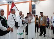 Wakil Bupati Madina Atika Azmi Utami  Ingatkan Jamaah Kloter 15 Batasi Bermain Medsos, Fokus Ibadah