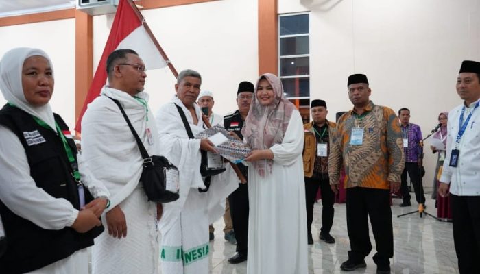 Wakil Bupati Madina Atika Azmi Utami  Ingatkan Jamaah Kloter 15 Batasi Bermain Medsos, Fokus Ibadah