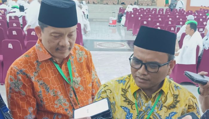 PJ.Wali kota Padangsidempuan DR.H.Letnan Dalimunthe dan Kabag TU Kemenag Sumut Drs. H.M.Yunus.MA lepas Tamu Allah kloter 20 dari Aula Madinatul Hujjaj