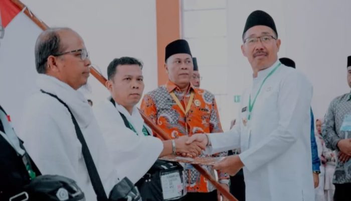 Ketua PPIH Embarkasi Medan H.Ahamd Qosbi.S.Ag.MM, Dan Bupati Labusel H.Edimin Lepas Tamu Allah Kloter 22