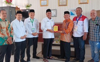 Ketua PPIH Embarkasi Medan H.Ahmad Qosbi S.Ag.MM Terima Plakat Dari DPW Sumut IMO Indonesia