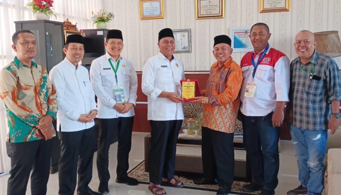 Ketua PPIH Embarkasi Medan H.Ahmad Qosbi S.Ag.MM Terima Plakat Dari DPW Sumut IMO Indonesia