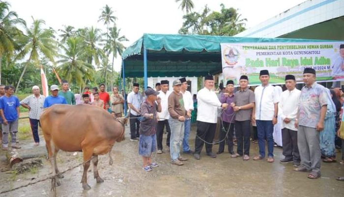 Anggota DPRD Gunungsitoli Hadiri Penyerahan Hewan Qurban