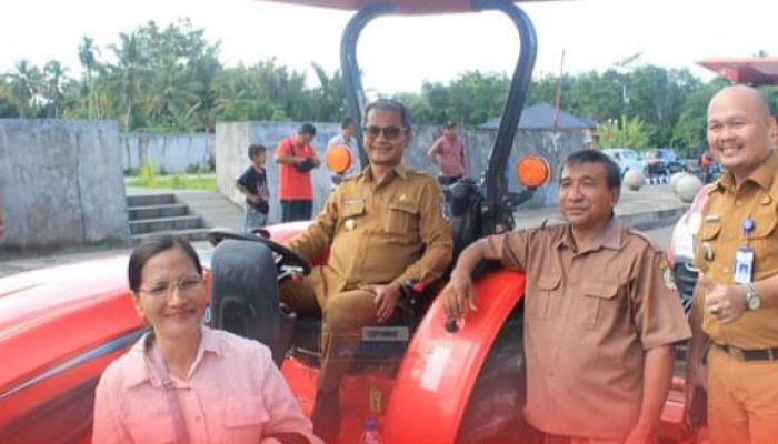 Bupati Nias Serahkan Bantuan Sarana Produksi Pertanian