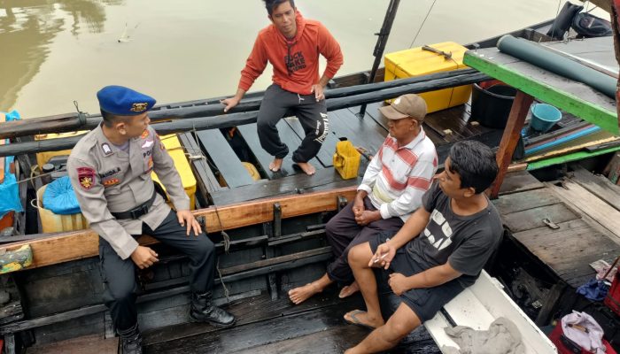 Sambang Dialogis Bripka Juanda Himbau Warga Nelayan Secara Humanis