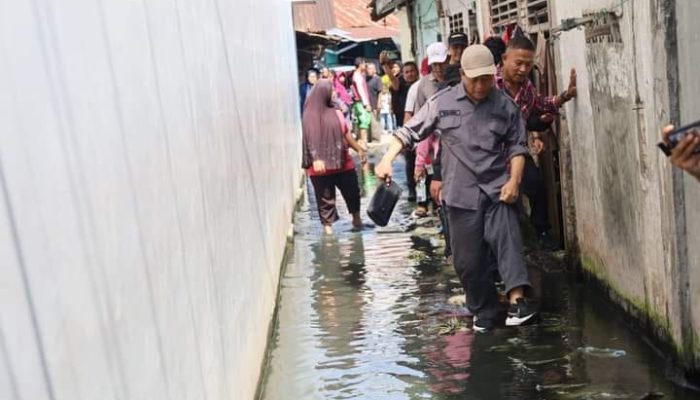 Walikota Tanjungbalai Sidak Tinjau Jalan Warga Tergenang Air