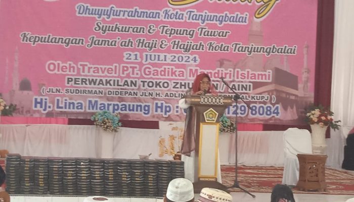 Wali kota Tanjungbalai Waris Tholib dan Ibu Ketua TP PKK  Kota Tanjungbalai  Hj.Fatiah Haitami waris   Upah-Upah Jemaah Haji Tahun 2024