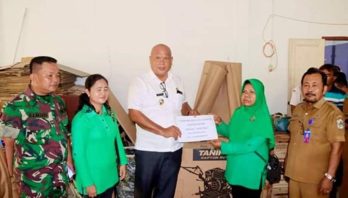 BUPATI NIAS UTARA SERAHKAN ALAT MESIN PERTANIAN (ALSINTAN) KEPADA KELOMPOK TANI