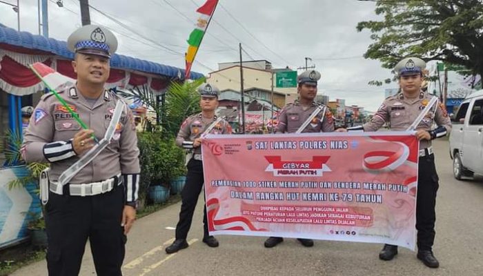 Meriahkan HUT KEMRI, Satlantas Polres Nias Bagikan Bendera Dan Stiker Merah Putih