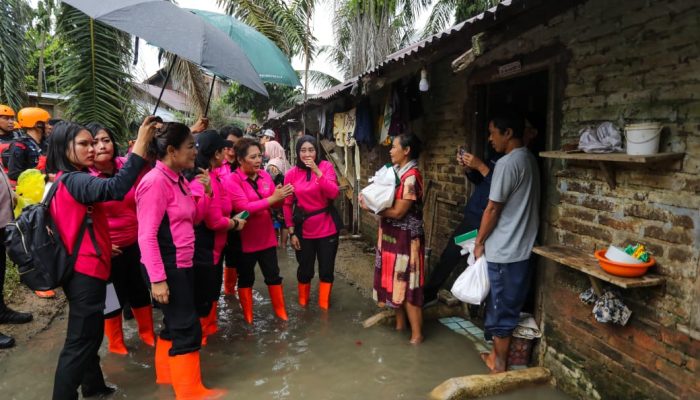 Bhayangkari Sumut Bantu Masyarakat Terdampak Banjir di Tebing Tinggi