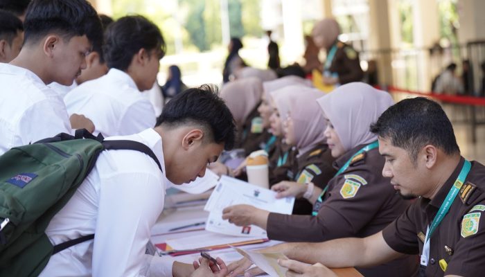 ASISTEN PEMBINAAN DAN ASISTEN PENGAWASAN TINJAU PELAKSANAAN TES SKD CPNS KEJAKSAAN TAHUN 2024 DI MAKASSAR