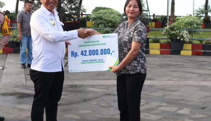 Pjs. Wali Kota Gunungsitoli Salurkan Kartu BPJS Ketenagakerjaan