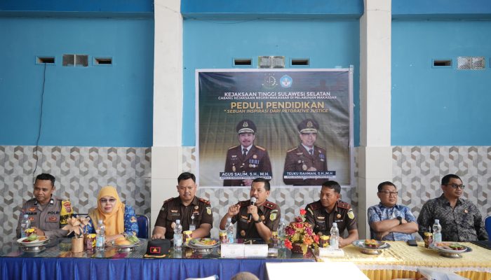 BERAWAL DARI KASUS YANG DIHENTIKAN LEWAT KEADILAN RESTORATIF, KAJATI SULSEL LAKUKAN PENYULUHAN HUKUM DI SMPN 22 MAKASSAR