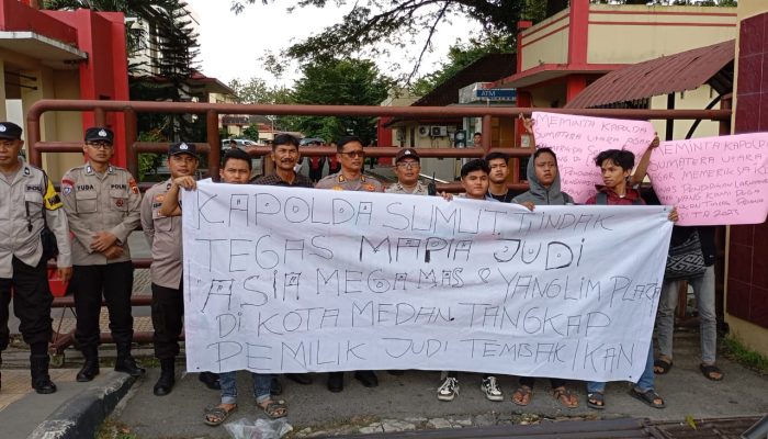 Sejumlah massa yang tergabung dalam Kolaborasi Mahasiswa & Pemuda Berantas Judi Sumatera Utara (KMPBJ)menggelar aksi demonstrasi di depan Polda Sumatera Utara,