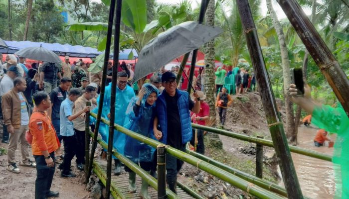 Sepasang Kekasih” di Jembatan Baduy Kecil Pada Peringatan HKSN 2024