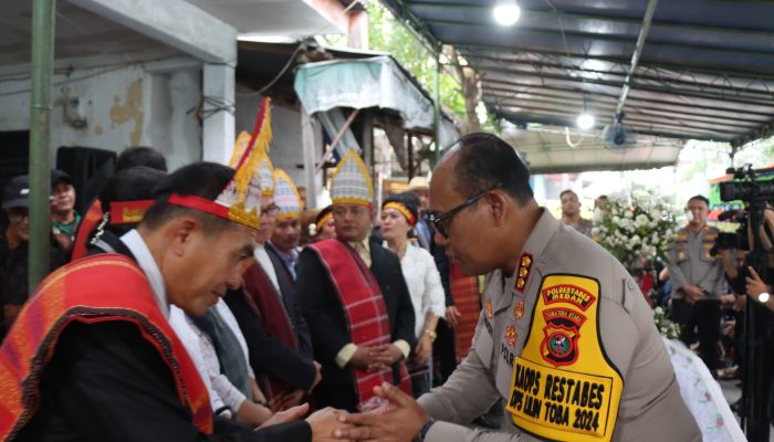 Kapolrestabes Medan Melayat ke Rumah Duka Orang Tua Kepala SPKT