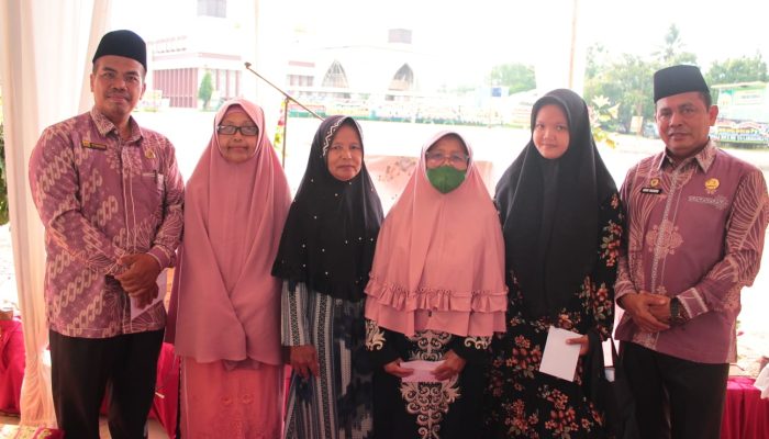 Kepala  Urusan Agama Bilah Hulu Serahkan Zakat Produktif