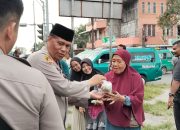 Kapolsek dan Kanit Reskrim serta Panit I Reskrim Polsek Patumbak bagikan makanan Takjil buka Puasa di Bulan Suci Ramadhan