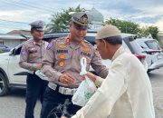 Jumat Barokah, Sat Lantas Polres Lhokseumawe Berbagi Takjil untuk Warga