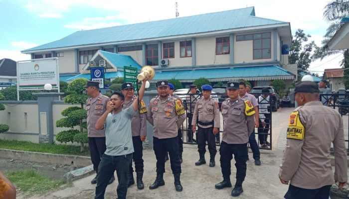 Aksi SERBU Memanas di Kantor Imigrasi Tanjung Balai-Asahan, Ketua Bung Adam Panjat Pagar dan Buka Baju