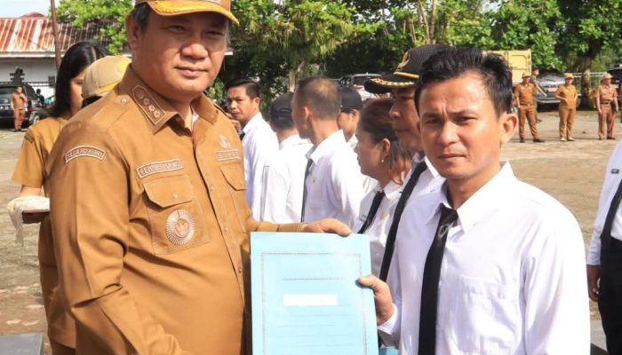 Pemkab Nias Barat Laksanakan Upacara Pengibaran Bendera, Dan Penyerahan SK PPPK , Bupati Tegaskan Disiplin dan Profesionalisme ASN