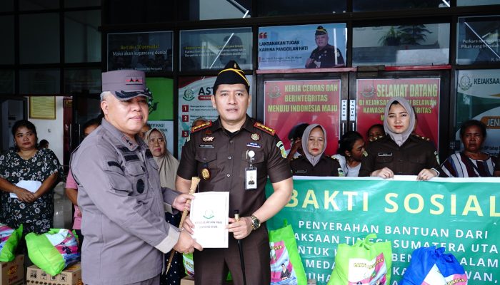 KAJATI KUNJUNGI KEJAKSAAN LABUHAN DELI DAN KEJARI BELAWAN, MONITOR KINERJA JAJARAN DAN SALURKAN BANTUAN KEPADA KORBAN TERDAMPAK BENCANA