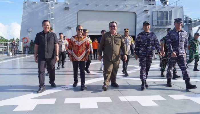 Bupati Nias Sambut Kedatangan KRI Semarang 594
