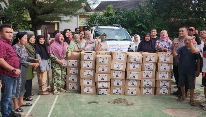Polda Maluku Bantu 100 Paket Sembako buat Warga Kelurahan Besar
