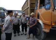 Tegas!!! Kapolrestabes Medan Hentikan Truk Sumbu Tiga Yang Melintas Saat Libur Natal dan Tahun Baru