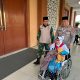 Kabid Keamanan Embarkasi Medan AKBP.H Herwansyah,Dorong Jamaah Lansia Menuju Aula Madinatul Hujjaj