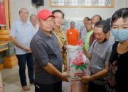 Walikota Waris Turut Berpartisipasi Membagikan Sembako dan Angpao dalam Kegiatan Baksos Imlek