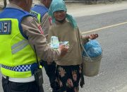 Kasat Lantas batu bara bagi bagi nasi kotak, Jum’at berkah