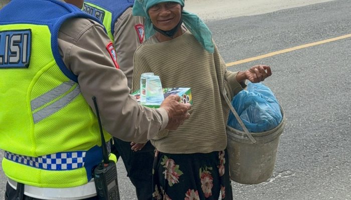 Kasat Lantas batu bara bagi bagi nasi kotak, Jum’at berkah