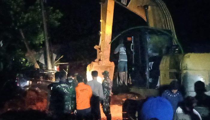 Tim SAR gabungan berhasil evakuasi 13 orang korban longsor di jalan lintas Tapanuli Utara