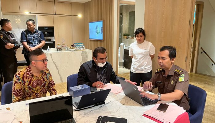 JAM PIDSUS Kejagung Sita 2 Mobil Mewah Milik Harvey Moeis