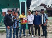 Ketua PAC IPK Binjai Barat Yudha menyerahkan bantuan Hari Raya Idul Fitri 1445 H Kepada Masyarakat