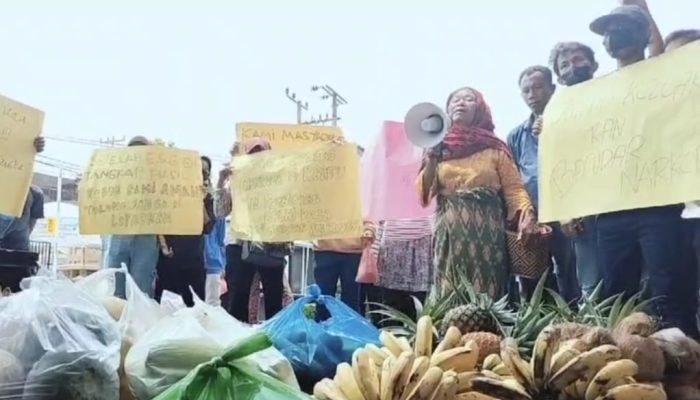 Bawa Hasil Pertanian Ke Kajari Deli Serdang, Warga Pancur Batu Dukung ESG Tetap Diproses Hukum