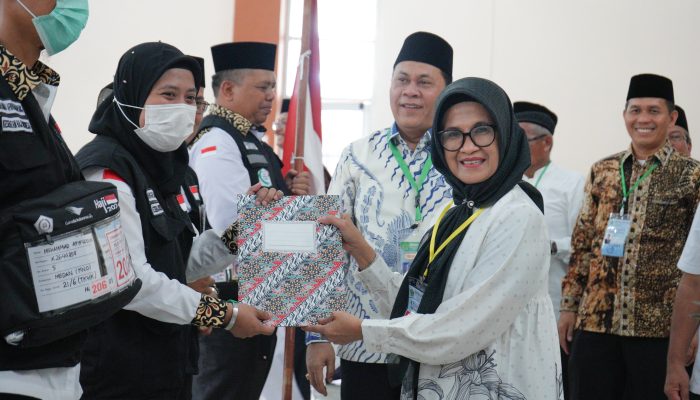 Ketua PPIH Embarkasi Medan dan Wali kota Siantar lepas calhaj kloter 5