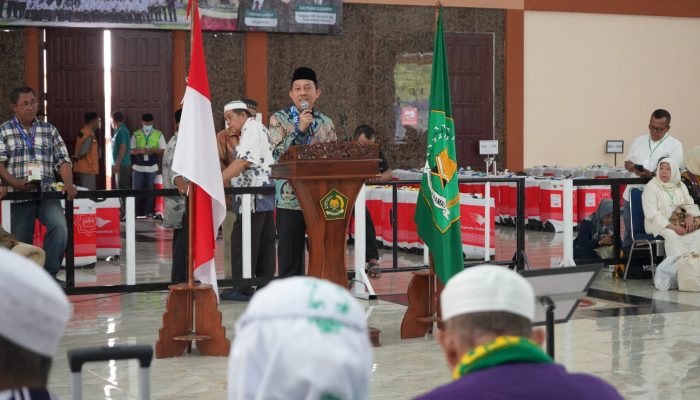 Sekretaris PPIH  Dr.Zulfan Efendi Sambut Kedatangan Kloter 4 Debarkasi Medan 