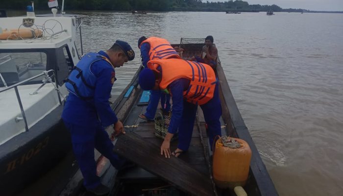 Patroli Perairan Sat Polairud Polres Tanjung Bala Periksa Kapal Tanpa Nama