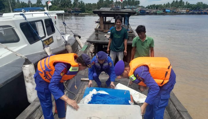 Sat Polairud Polres Tanjung Balai Sambangi Nelayan Yang Sedang Melaut di Perairan Tanjung Balai Anti spasi Barang Ilegal Masuk melalui Kapal
