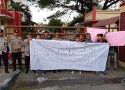 Sejumlah massa yang tergabung dalam Kolaborasi Mahasiswa & Pemuda Berantas Judi Sumatera Utara (KMPBJ)menggelar aksi demonstrasi di depan Polda Sumatera Utara,