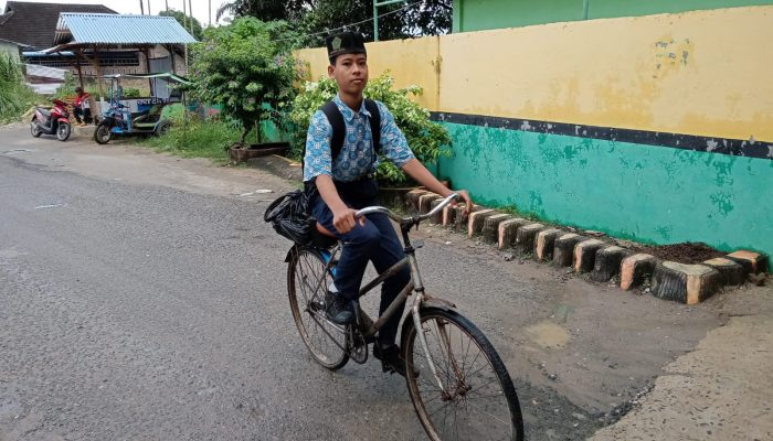 Seorang Siswa MTsN 2  Asahan Mengayuh Sepeda Botot  Demi Menuntut Ilmu 