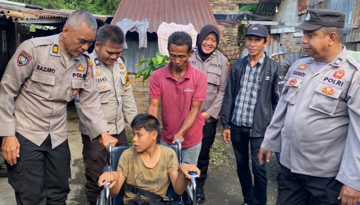 Sisihkan Waktu, Kapolsek Medan Barat Berikan Bantuan Kursi Roda dan Bagikan Beras Kepada Warga Penyandang Disabilitas